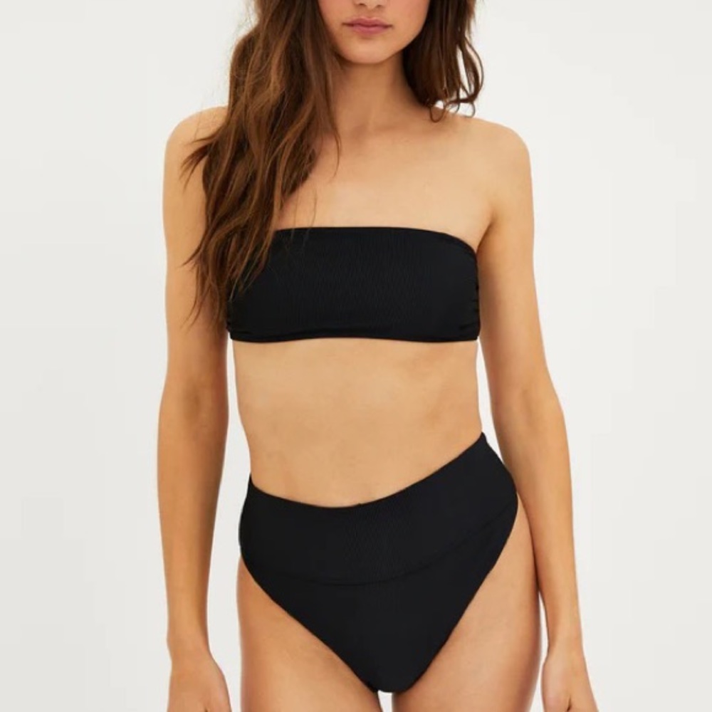 BEACH RIOT KELSEY TOP BLACK. NEVER WORN WITH TAGS